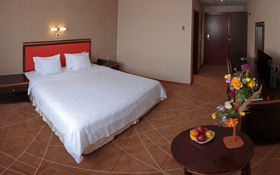 Standardna dvokrevetna soba hotela Aquastar Danube sa francuskim ležajem.