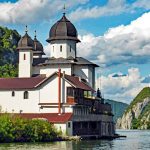 Manastir Mrakonija uz obalu Dunava u Đerdapskoj klisuri – pravoslavna svetinja na rumunskoj strani