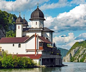 Manastir Mrakonija uz obalu Dunava u Đerdapskoj klisuri – pravoslavna svetinja na rumunskoj strani