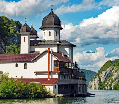 Manastir Mrakonija uz obalu Dunava u Đerdapskoj klisuri – pravoslavna svetinja na rumunskoj strani