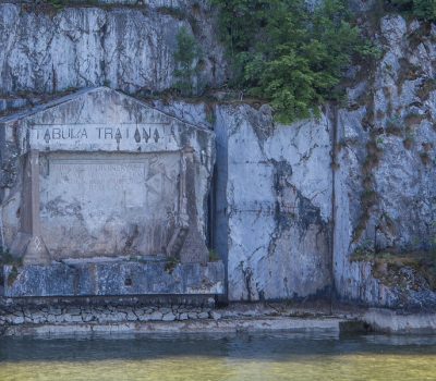 Trajanova tabla uklesana u steni iznad Dunava u Đerdapskoj klisuri – rimski natpis iz vremena cara Trajana