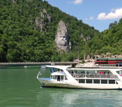 Brod Aquastar Maxim plovi ispred spomenika kralju Decebalusu tokom krstarenja kroz Đerdapsku klisuru