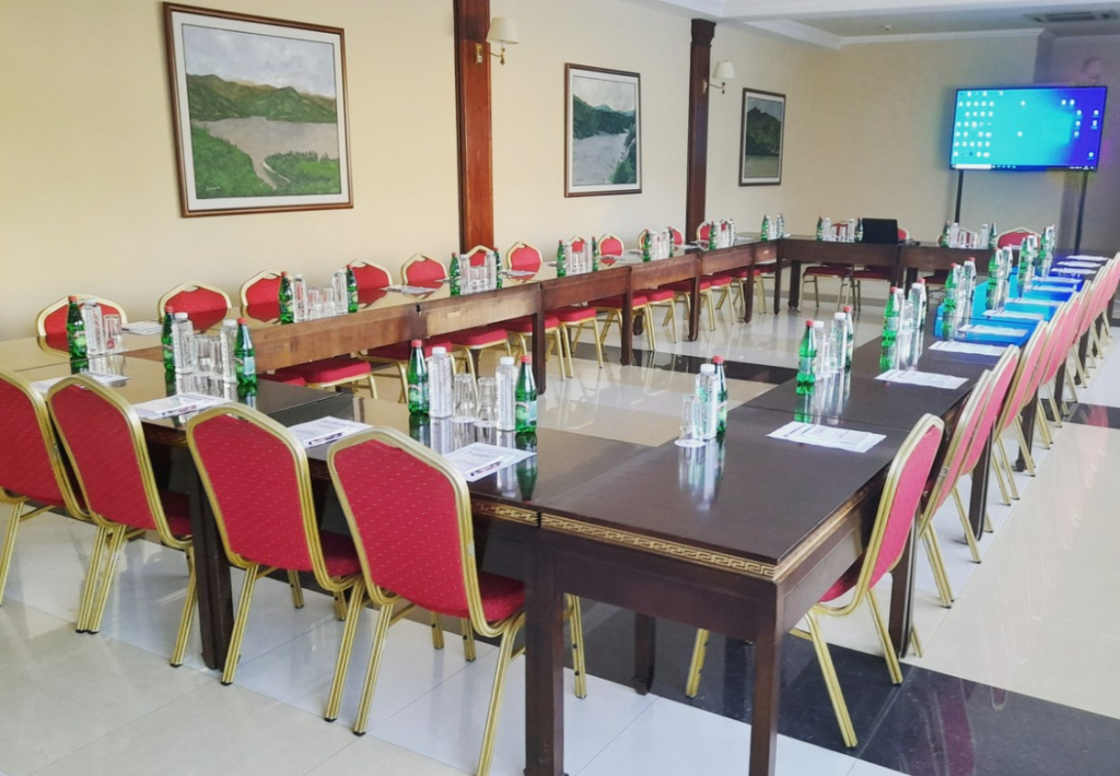Konferencijska sala Symphony u U postavci, pripremljena za sastanak u hotelu Aquastar Danube
