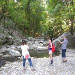 Turisti fotografišu prirodu kod reke u kanjonu Vratne tokom izleta u istočnoj Srbiji