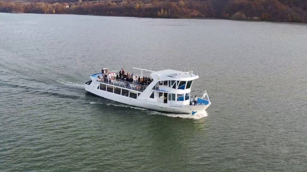Brod Aquastar Maxim plovi Dunavom tokom krstarenja Đerdapskom klisurom sa turistima na gornjoj palubi