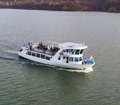 Brod Aquastar Maxim plovi Dunavom tokom krstarenja Đerdapskom klisurom sa turistima na gornjoj palubi