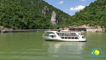 Pogled na spomenik kralju Decebalu tokom krstarenja brodom Aquastar Maxim kroz Đerdapsku klisuru